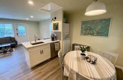 Renton House | Minutes to Freeway, 2bedroom/1bath with 200Mbps WiFi, Free parking, +Backyard.