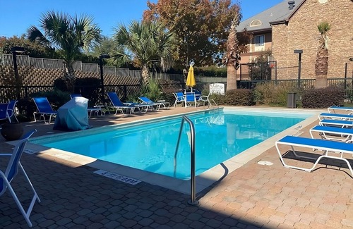 Las Colinas Resort | Minutes to Grapevine Convention, Parking, Swimming Pool and FREE breakfast