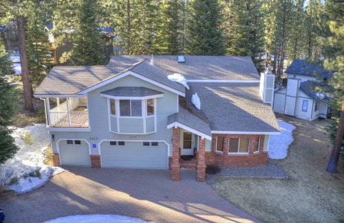 Montgomery Estates House | Minutes To Heavenly, Private Covered Hot Tub