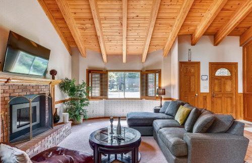 Montgomery Estates House | Minutes To Heavenly, Private Covered Hot Tub