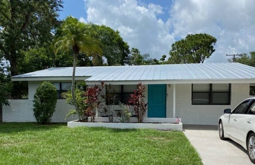 Alta Vista House | Minutes to Lido Beach, St Armands Circle, next to bike trail!