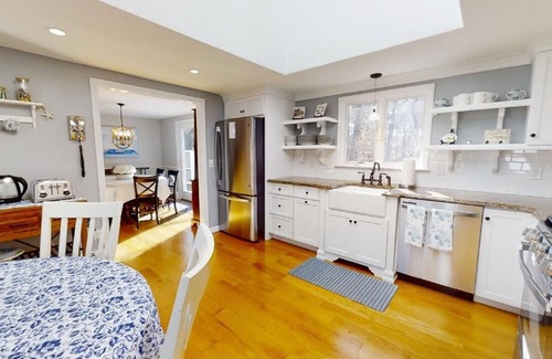 Yarmouth Port House | Minutes to Mayflower Beach - 5 Bedroom Sleeps 9