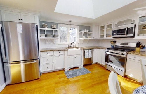 Yarmouth Port House | Minutes to Mayflower Beach - 5 Bedroom Sleeps 9