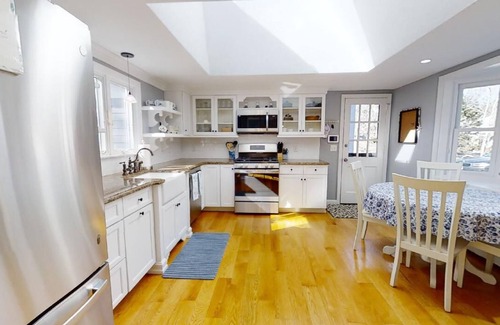 Yarmouth Port House | Minutes to Mayflower Beach - 5 Bedroom Sleeps 9