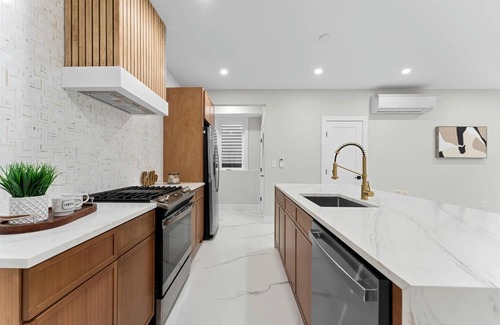 The Heights Apartment | Minutes to NYC, 3-bedroom Modern Comfy apartment in charming Jersey City