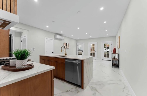 The Heights Apartment | Minutes to NYC, 3-bedroom Modern Comfy apartment in charming Jersey City