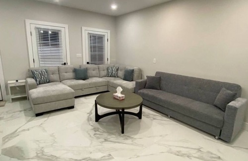 The Heights Apartment | Minutes to NYC, 3-bedroom Modern Comfy apartment in charming Jersey City