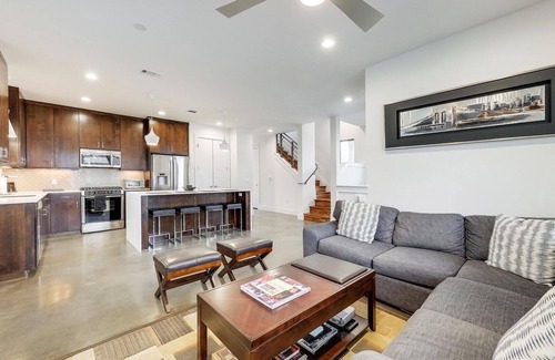 Swede Hill House | Minutes to Rainey St + Downtown, Downtown Views - Stylish Three Story Home - GuestSpaces