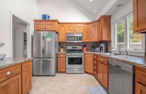 South Chatham House | Minutes to Red River Beach, Dog Friendly!