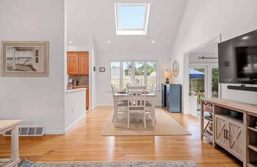South Chatham House | Minutes to Red River Beach, Dog Friendly!