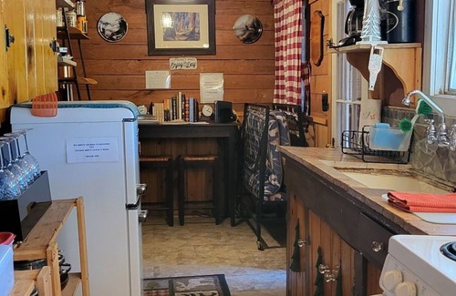 Pinehurst Cabin | Minutes to Sequoia & Kings Canyon Natl Parks with Wi-Fi, and No Cleaning Fee.