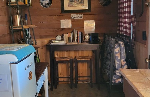 Pinehurst Cabin | Minutes to Sequoia & Kings Canyon Natl Parks with Wi-Fi, and No Cleaning Fee.