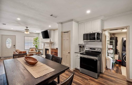 Westcliff House | Minutes to TCU! Modern Model Home. Patio. BBQ.