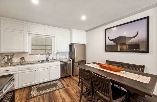 Westcliff House | Minutes to TCU! Modern Model Home. Patio. BBQ.