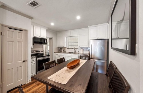 Westcliff House | Minutes to TCU! Modern Model Home. Patio. BBQ.