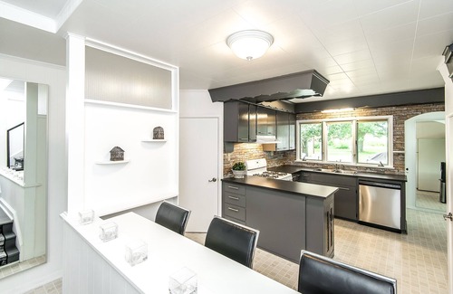 Wainfleet House | Minutes to the Beach - Lakeshore Meadows Retreat