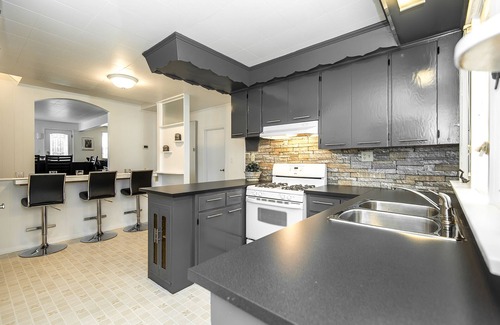 Wainfleet House | Minutes to the Beach - Lakeshore Meadows Retreat