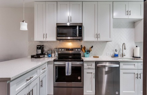 South Lamar Condo | Minutes to trendy spots, free parking, new inside!