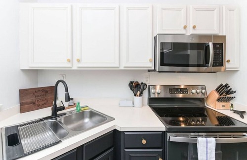Columbia Apartment | Minutes to USC | Melrose Heights 3BR | Sleeps 6