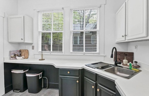 Columbia Apartment | Minutes to USC | Melrose Heights 3BR | Sleeps 6