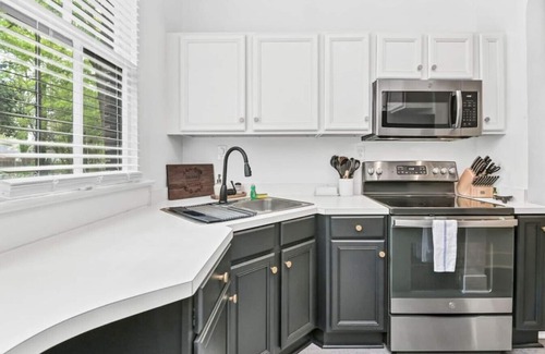 Columbia Apartment | Minutes to USC | Melrose Heights 3BR | Sleeps 6