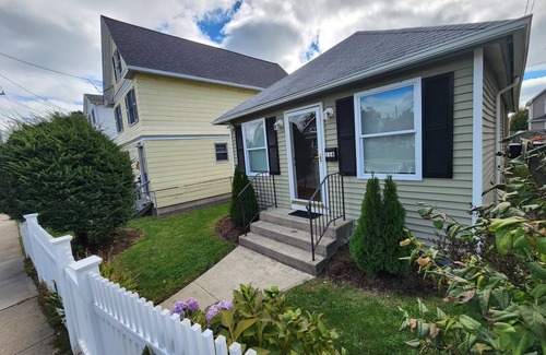 Devon House | Minutes to Walnut Beach, newly renovated 3 bedroom home