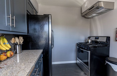 Mid-Wilshire Apartment | Miracle- Mile Beauty!