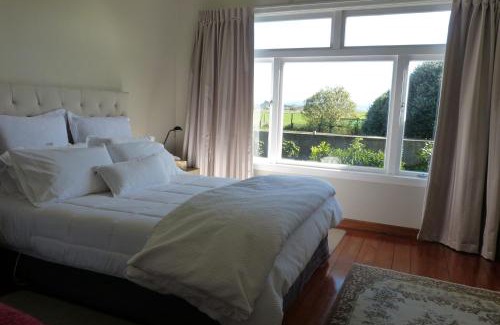 Waitakaruru Bed & Breakfast | Miranda Homestead B&B