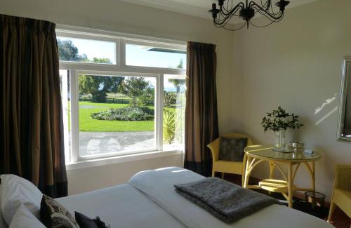 Waitakaruru Bed & Breakfast | Miranda Homestead B&B