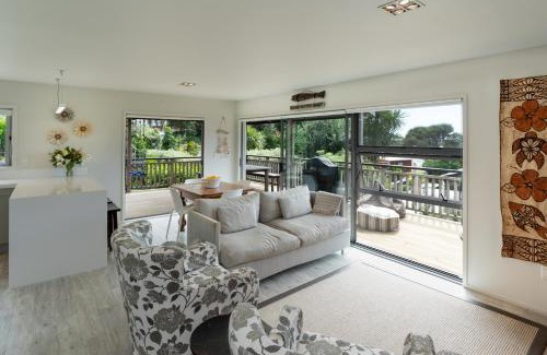 Palm Beach House | Miro Magic - Stay Waiheke