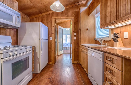 Mirror Lake House | Mirror Lake Red Door Guest House-On Mirror Lake and 1.2 Miles from Main Street!