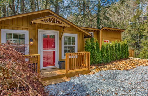 Mirror Lake House | Mirror Lake Red Door Guest House-On Mirror Lake and 1.2 Miles from Main Street!