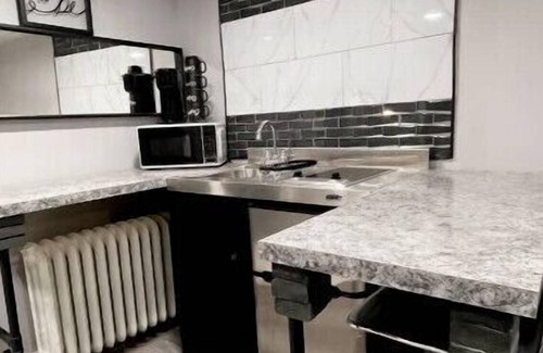 Sharon Hill Apartment | Mirror Me.