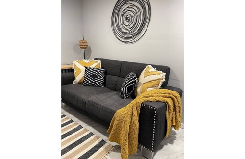 Sharon Hill Apartment | Mirror Me.
