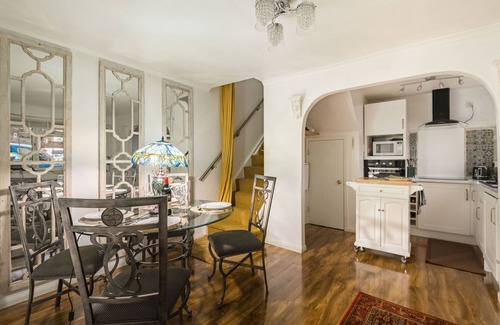 Acton Apartment | Mirrored Reflections