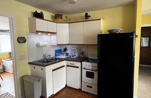 Misquamicut Apartment | Misquamicut Beach Bungalow - 2 bedroom apartment with WiFi, A/C