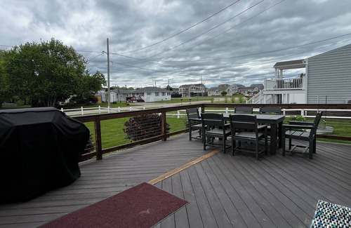 Misquamicut Apartment | Misquamicut Beach Bungalow - 2 bedroom apartment with WiFi, A/C