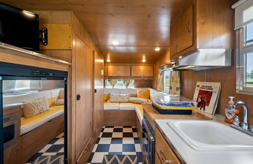 Willow City House | Miss Abby - Glamping, Pool & Fireplace