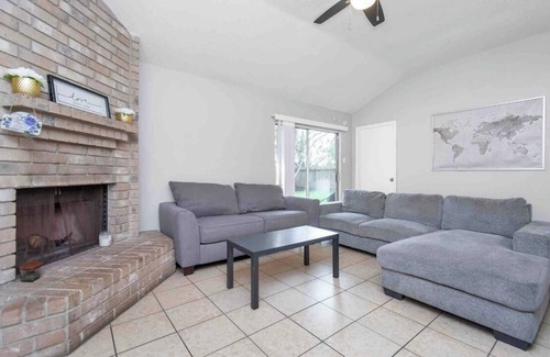 Mission Bend House | Miss Bend Voted Best Family area | Kids + Pets