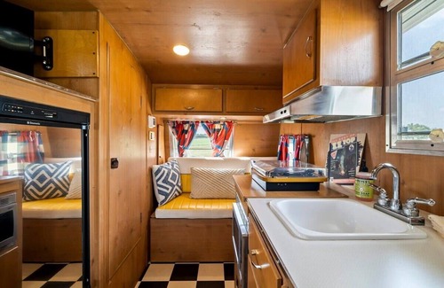 Willow City House | Miss Estella - Glamping, Pool & Fireplace