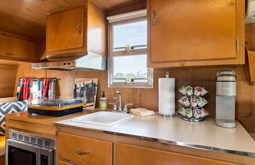 Willow City House | Miss Estella - Glamping, Pool & Fireplace