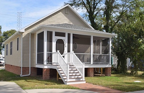 Chincoteague House | Miss Ida- Adorable Downtown Historic Cottage w/Screened Porch