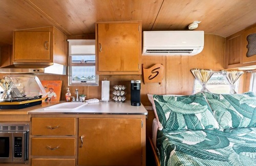 Willow City House | Miss Lottie - Glamping, Pool & Fireplace