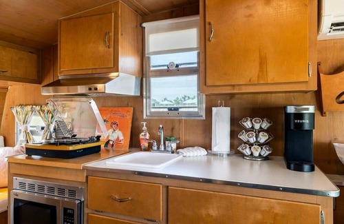 Willow City House | Miss Lottie - Glamping, Pool & Fireplace