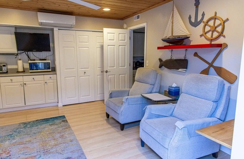 Bay Park Condo | Mission Bay Studio w Ocean Views from Rooftop Deck