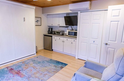 Bay Park Condo | Mission Bay Studio w Ocean Views from Rooftop Deck