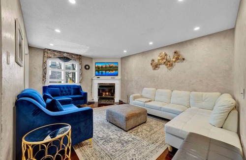 East Credit Apartment | Mississauga Retreat: Your Spacious 5-Bedroom Home