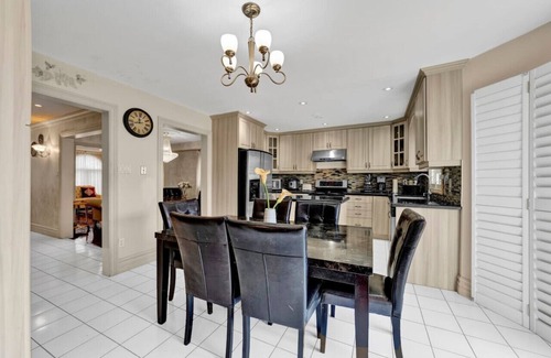 East Credit Apartment | Mississauga Retreat: Your Spacious 5-Bedroom Home