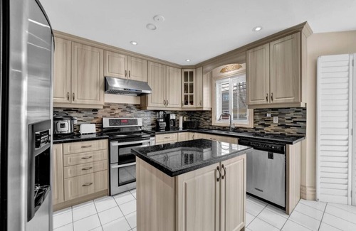East Credit Apartment | Mississauga Retreat: Your Spacious 5-Bedroom Home