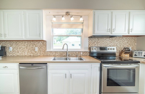 Bryant House | Mississippi Hideaway- Beautiful River Views! Relax & Unwind in this Cozy 3 Bdrm.